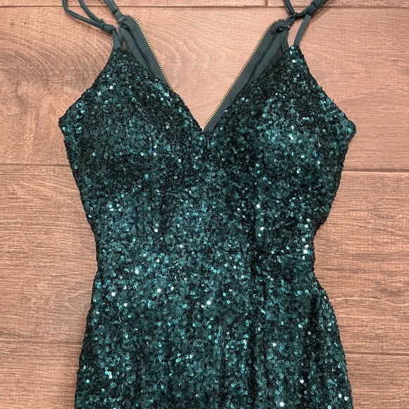 Elegant Green Sequin Evening Gown - Picture 3 of 7